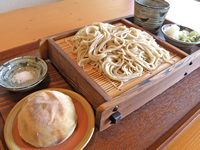 長野県内産地粉100％使用の塩で食べる十割そばと灰焼きおやきのセット